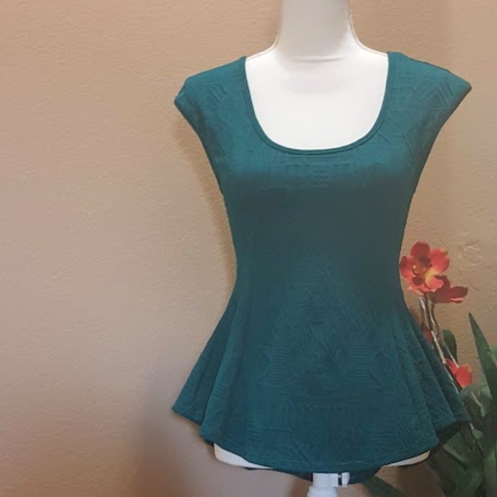 ⚘Purple Snow ~ Top with Scoop neck